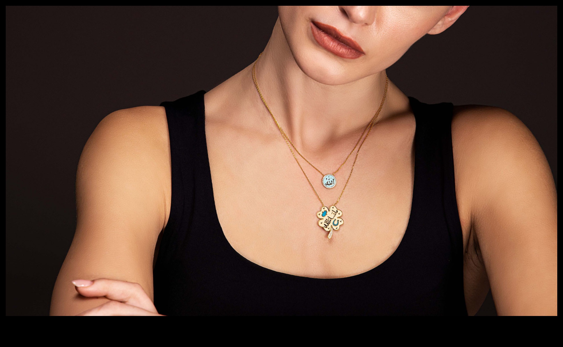 פשטות אופנתית: הרם את המראה שלך עם קסמים מינימליסטיים