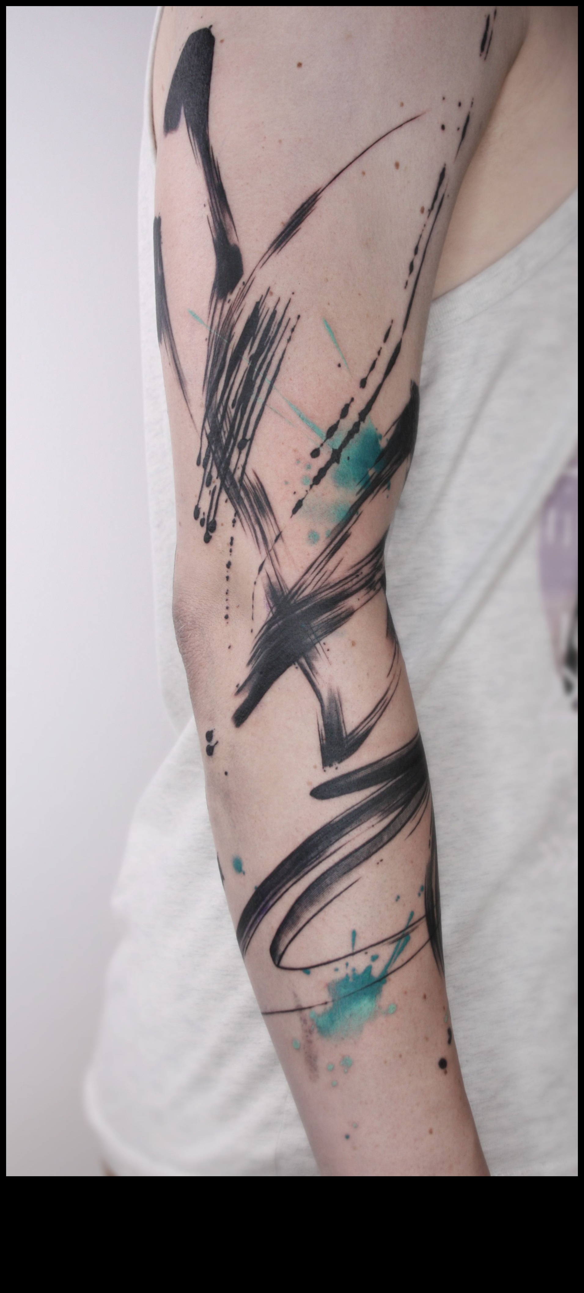 משיכות מכחול נועזות: אומנות בנרטיבים של קעקוע זרוע הצהרות