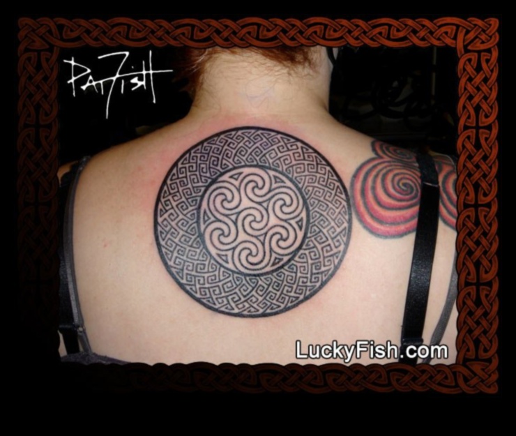 קנבס של עמוד השדרה: חקר אומנות הנרטיבים של קעקוע גב