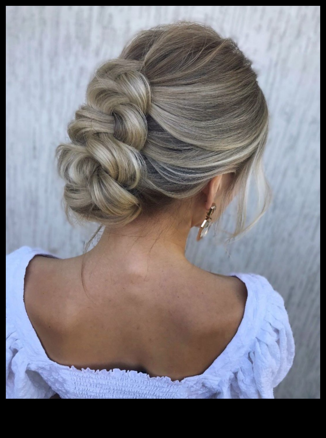 אפודים אלגנטיים: תסרוקות בלונדיניות לאירועים רשמיים