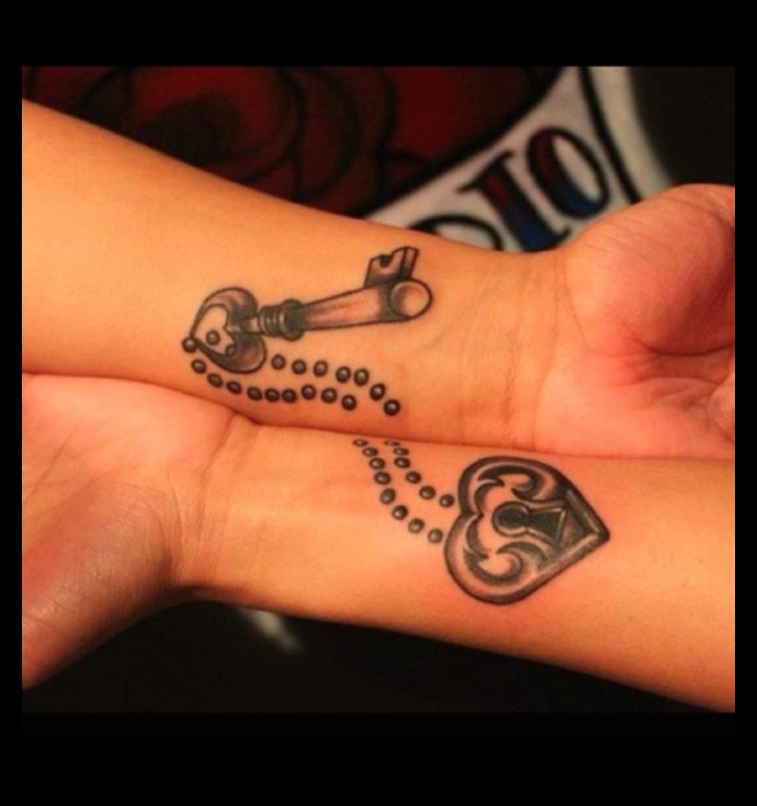 Linked for Life קעקועים זוגיים מספרים סיפור על אהבה נצחית 4 מקושרים לכל החיים: קעקועים זוגיים יוצרים סיפור של אהבה נצחית