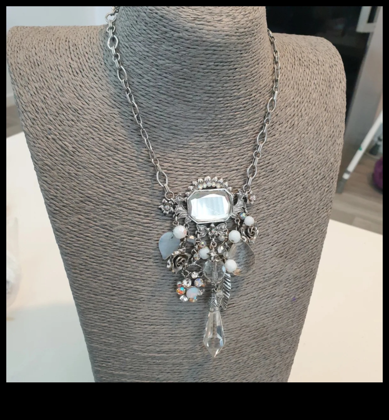 קישוטים מפוארים: התקשט את עצמך ביצירות השרשרת המעוטרות שלנו