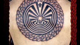 קנבס של עמוד השדרה: חקר אומנות הנרטיבים של קעקוע גב