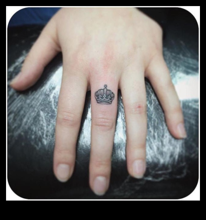 ניצחונות זעירים: התענגו על האומנות של קעקוע אצבע מסוגנן שיק אלגנטי