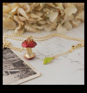 לחישות של גחמה: אמצו שובבות עם השרשראות שלנו בהשראת גחמות