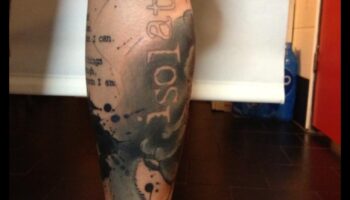 אגדות בדיו: אומנות נחשפה על הגפיים התחתונות