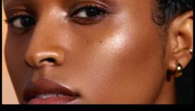 ממרקמים קרמיים ועד הבלחות עדינות: משחק עם אור באיפור טבעי