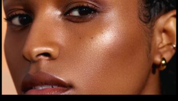 ממרקמים קרמיים ועד הבלחות עדינות: משחק עם אור באיפור טבעי