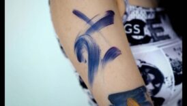 משיכות מכחול נועזות: אומנות בנרטיבים של קעקוע זרוע הצהרות