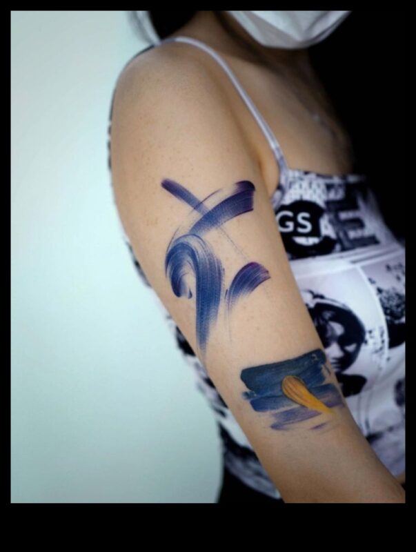 משיכות מכחול נועזות: אומנות בנרטיבים של קעקוע זרוע הצהרות