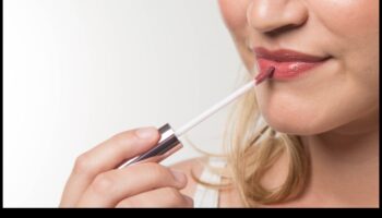 אובססיית שפתיים עירומה: השגת מראה טבעי עם שפתונים ניטרליים