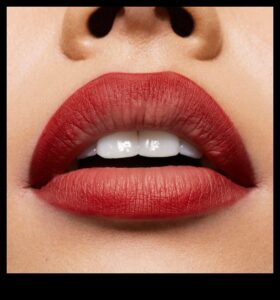 קווי מתאר זועפים: השגת מראה מחוטב באופן טבעי עם תוחם שפתיים