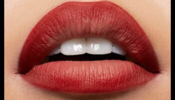 קווי מתאר זועפים: השגת מראה מחוטב באופן טבעי עם תוחם שפתיים