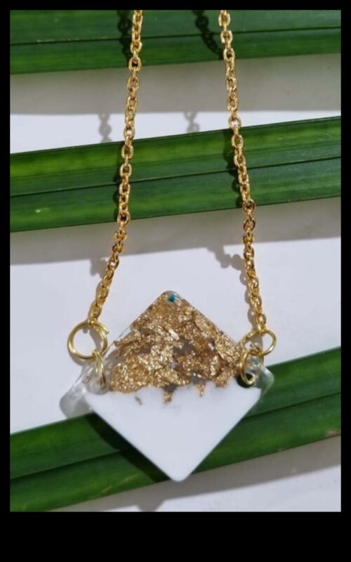 קישוטים מפוארים: התקשט את עצמך ביצירות השרשרת המעוטרות שלנו