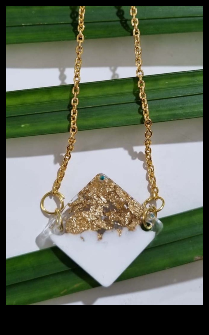 קישוטים מפוארים: התקשט את עצמך ביצירות השרשרת המעוטרות שלנו